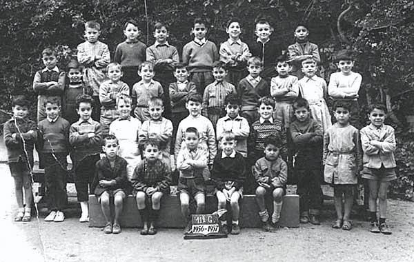 s_1956-1957_11eme G.jpg - Lycée St Aulaire - TANGER / MAROC - Année scolaire: 1956-1957. Classe CP (11ème)Photo communiquée par Jacobo Israel En partant d'en haut et de la gauche(Liste complétée par François Limouzin-Lamothe) -Christian HAUBEN, ?, Joseph (Yosi) COHEN, Eduardo SANCHEZ, Juan ISQUIERDO, François LIMOUZIN-LAMOTHE, Mohamed AGNAO -Mustapha DAIMOUSSI, Jacob ISRAEL, ?, ?, Octavio FRIEYRO, Sydney LASRY, Joseph (yuso) BENTOLILA, James AZIZA, ?, Samuel COHEN -Mounir HADJ NASSAR, ?, Jean-Pierre HUGUENIN, Ian DAVIES, François TROTET, Henri CALVET, Jamil HAMMADI , Lionel DANAN, ?,Azzam MNARI (le nom de famille que porte aujourd'hui Azzam est KARBAK),  ? -?,  Farouq BIANCHI,  ?,  Luis MUÑOZ,  ? 